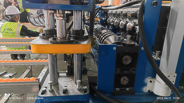 Máquina perfiladora de paneles de doble capa