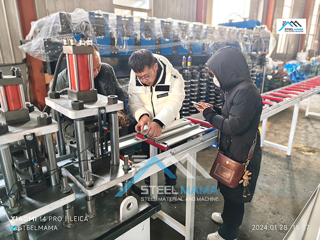 Máquina formadora de rollos para persianas enrollables