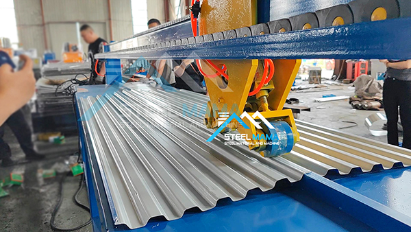 Máquina formadora de rollos para puertas de persianas metálicas